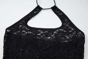 Détail de la dentelle florale noire délicate et texture de maille sur le haut licou