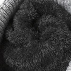 Bonnet d'hiver en tricot avec doublure polaire noire épaisse et extérieur gris texturé