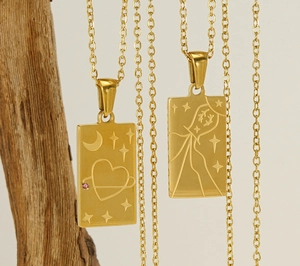 Nahaufnahme von 18K Gold-Tarot-Anhängern mit Herz- und Wassermann-Motiven