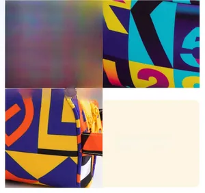 Gros plan sur la toile de qualité avec motifs géométriques colorés et couture fine
