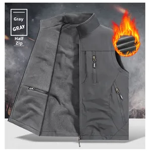 Detail der dunkelgrauen Outdoor-Weste mit Fleece-Futter und Reißverschlusstaschen