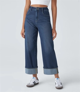 Dettaglio dei jeans a vita alta a gamba larga con grandi risvolti piegati in blu scuro