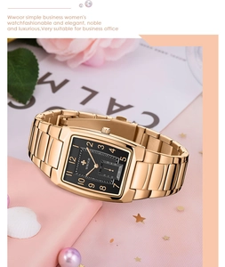 Detailaufnahme der goldenen quadratischen Uhr mit schwarzem Zifferblatt und Rosen