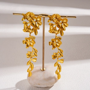 Boucles d'oreilles pendantes fleurs dorées rétro sur un support métallique pro