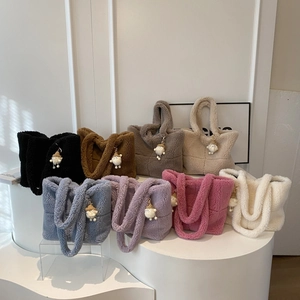 Plüschige Shopper-Taschen aus Lammfell-Imitat in acht Farben mit süßen Anhängern