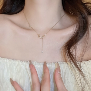 Collier élégant plaqué or avec lune, étoiles en zircon et longue chaîne pendante