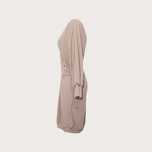 Nauwsluitende beige ribgebreide jurk met off-shoulder halslijn en veters aan de zijkant