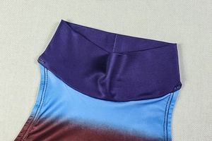Détail du col montant et des coutures dégradées colorées sur une robe longue sans manches
