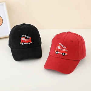 Detail der Feuerwehr-Stickerei auf schwarzen und roten Kinder-Baseballmützen aus Baumwolle