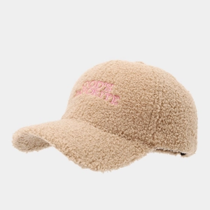 Detail der God's Favorite Stickerei auf beiger Teddy-Fleece Baseballkappe für Damen