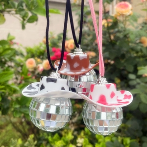 Set aus drei Disco-Schlüsselanhängern mit Cowboyhüten im Kuhmuster-Design