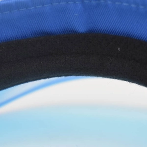 Détail de la visière de soleil bleue avec doublure intérieure en mousse noire douce