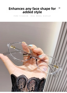 Détail des lunettes en titane anti-lumière bleue avec charnières en métal doré