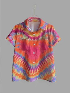 Retro Kurzarmhemd mit buntem Batikmuster in Orange und Lila sowie zwei praktischen Brusttaschen