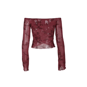 Détail d'un crop top en maille bordeaux à fleurs avec poignets à volants ondulés