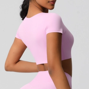 Vue latérale du crop top de yoga rose montrant les coutures plates et le tissu respirant
