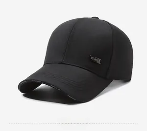 Detailansicht der schwarzen Baseballkappe mit FASHION-Schriftzug und Logo-Metallschild