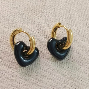 Boucles d'oreilles créoles plaquées or 18 carats avec pendentifs cœurs noirs brillants
