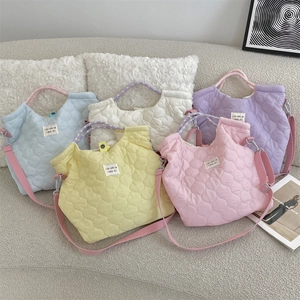 Détail des sacs cabas matelassés macaron colorés avec textures de motifs ondulés