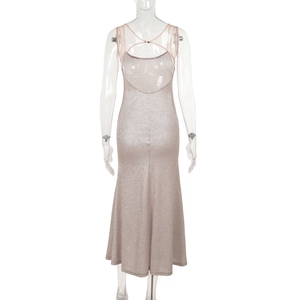 Vue détaillée du dos d'une robe sirène à paillettes avec un design dos nu et ajusté