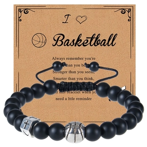 Detalle de pulsera de fútbol ajustable con cuentas negras y colgante de cruz
