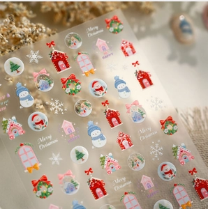 Vue détaillée d'autocollants pour ongles de Noël avec bonhommes de neige et motifs