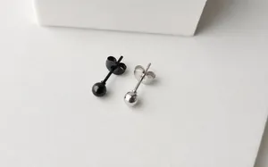 Gros plan de boucles d'oreilles boules en acier inoxydable 4mm en argent et noir