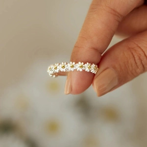 Anello margherita in argento s925 con centro in oro 18k e dettagli in zircone