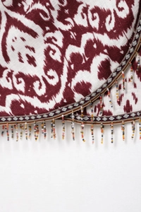 Detailaufnahme des Ethno-Hemdes mit bunten Perlen und Ikat-Struktur-Gewebe