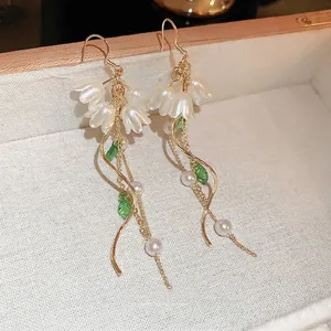 Elegante Maiglöckchen Quastenohrringe mit Gold-Finish und weißen Blütenblättern