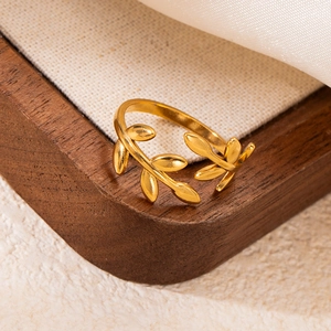Bague ouverte en acier inoxydable plaqué or 18 carats avec design minimaliste de feuilles