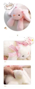 Vue macro d'un lapin en peluche montrant la texture douce et les détails du nœud