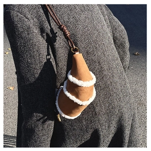 Detailaufnahme der Wildleder-Mini-Tasche mit weißem Kunstpelzbesatz