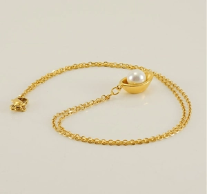 Détail du pendentif lingot d'or avec perle blanche sur fine chaîne en acier inoxydable