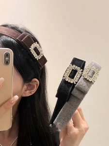 Détail de serre-têtes en velours avec boucles carrées en strass brillants