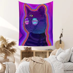 Detailansicht eines psychedelischen Wandteppichs mit Katzenmotiv in einem modernen Schlafzimmer