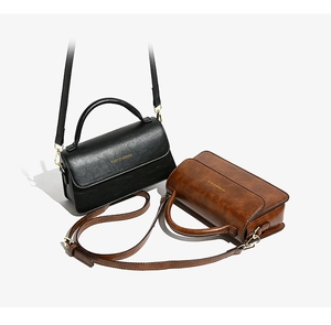 Dettaglio delle borse vintage in pelle PU nera e marrone con logo dorato inciso