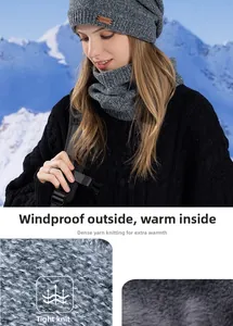 Détail d'un ensemble bonnet et tour de cou en maille avec doublure thermique polaire