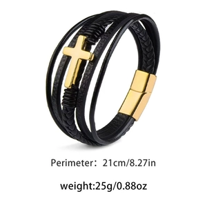 Détail d'un bracelet multicouche en cuir tressé avec croix dorée et fermoir magnétique