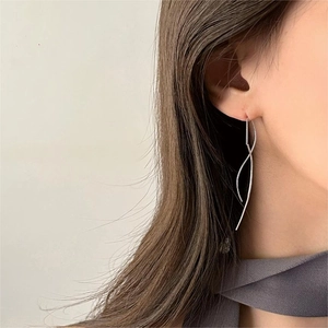 Elegant S925 sterling silver long wavy ear threads for women with a modern minimalist style