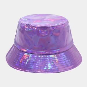 Détail du chapeau bob violet holographique montrant la texture métallique et les coutures