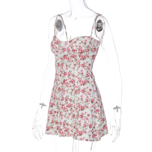 Detalle de vestido veraniego con flores rosas, escote de corazón y tirantes finos