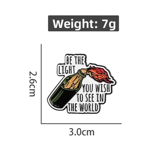 Detaillierte Größenkarte der Brennflasche-Emaille-Anstecknadel mit Spruch 3,0 cm x 2,6 cm