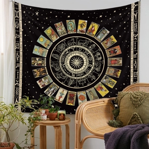 Detail eines böhmischen Mandala-Wandteppichs mit Tarotkarten und Sternzeichen an der Wand