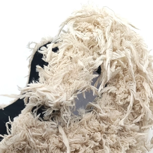 Dettaglio macro del materiale felpato a frange lunghe e della trama in fibra bicolore
