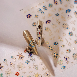 Autocollants d'ongles de luxe vintage avec motifs floraux dorés et finition mate