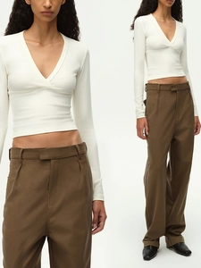 Top aderente crema a maniche lunghe con scollo a V e pantaloni marroni larghi a vita alta