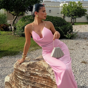 Robe longue en satin rose élégante avec licou en chaîne métallique et coupe ajustée