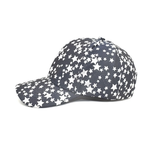 Vue latérale de la casquette noire avec imprimé étoiles blanches et visière incurvée