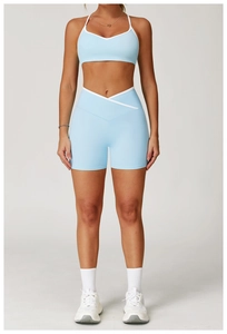 Hellblauer Sport-BH und V-Cross-Shorts mit hoher Taille und weißer Paspelierung